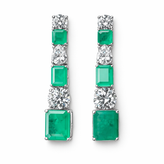 نمای نزدیک گوشواره نقره زمرد ایتالیایی؛ ترکیب زمردهای سبز و سنگهای شفاف در طراحی آویز بلند که روی دست نمایش داده شده است. مناسب فروشگاههای جواهرات.