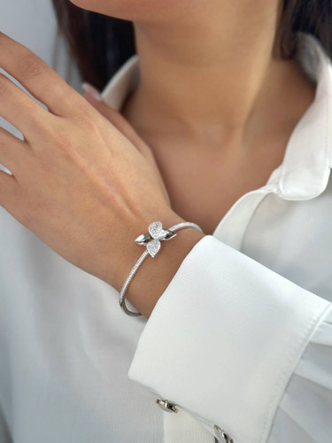 دستبند بنگل زنانه مدل گل برگ جنس نقره برند خارجی